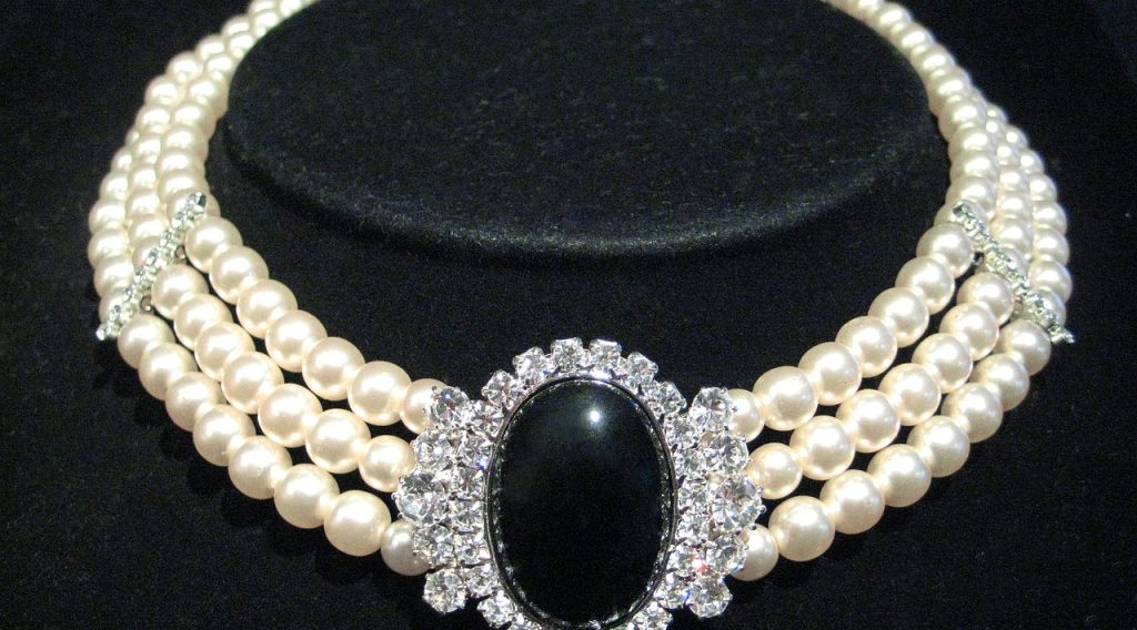 Comment sont fabriqués les bijoux en perles ?