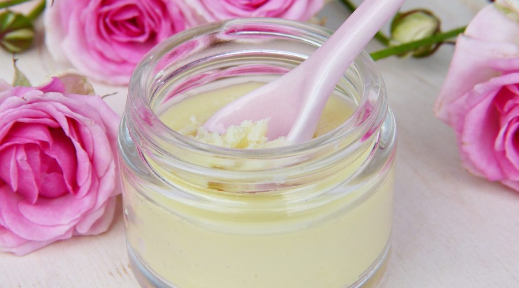 Découvrez 5 recettes naturelles de crème de jour pour une peau éclatante !