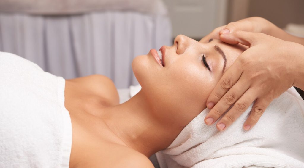 Les bienfaits du massage facial pour une peau éclatante